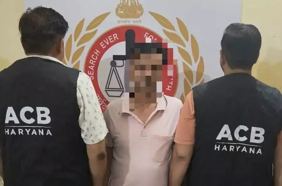Nuh: भ्रष्टाचार के खिलाफ बड़ी कार्रवाई, उप अधीक्षक रंगे हाथ पकड़ा गया Nuh: भ्रष्टाचार के खिलाफ बड़ी कार्रवाई, उप अधीक्षक रंगे हाथ पकड़ा गया