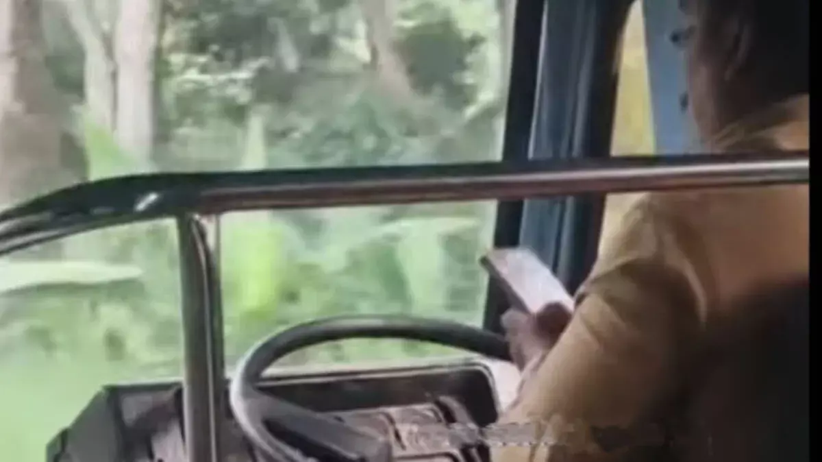 बस चलाते समय रील्स देखने पर KSRTC ड्राइवर सस्पेंड बस चलाते समय रील्स देखने पर KSRTC ड्राइवर सस्पेंड