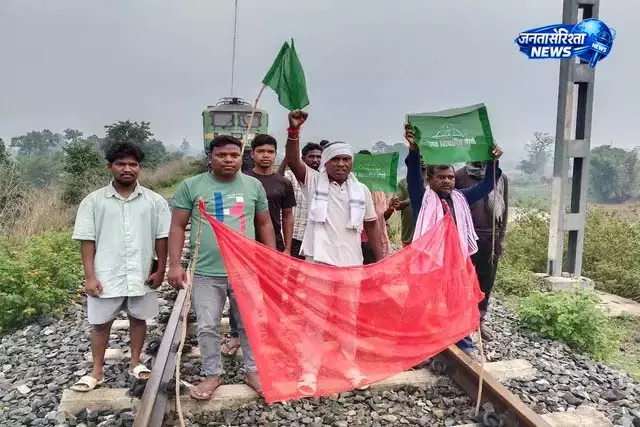मैक्लुस्कीगंज में रेलवे ट्रैक पर आंदोलन मैक्लुस्कीगंज में रेलवे ट्रैक पर आंदोलन
