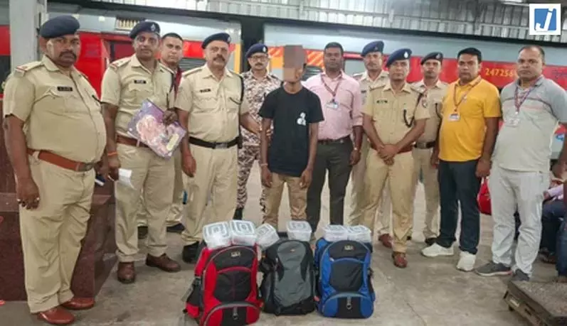 स्टेशन पर 9 लाख का गांजा जब्त, एक तस्कर गिरफ्तार स्टेशन पर 9 लाख का गांजा जब्त, एक तस्कर गिरफ्तार