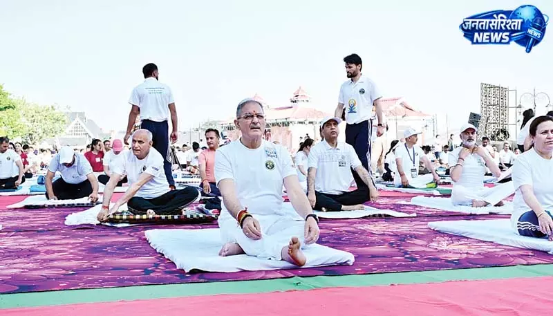 योग दिवस पर स्वस्थ जीवन का संदेश, राज्यपाल ने शिमला, मुख्यमंत्री ने हमीरपुर से किया योगाभ्यास योग दिवस पर स्वस्थ जीवन का संदेश, राज्यपाल ने शिमला, मुख्यमंत्री ने हमीरपुर से किया योगाभ्यास
