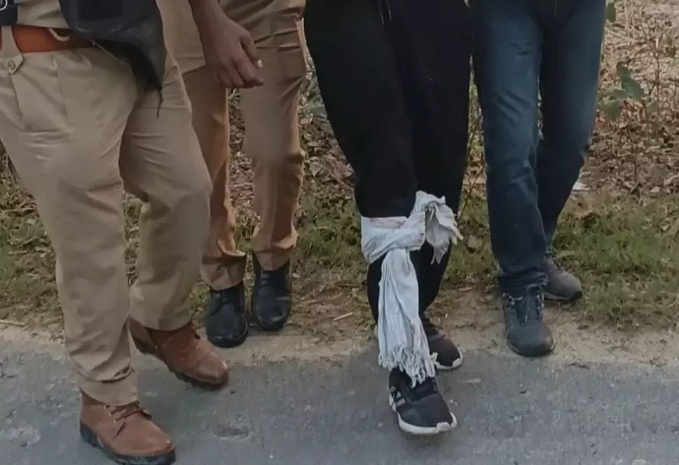 Kaithal: पुलिस कार्रवाई में आरोपी के पैर में लगी गोली, गिरफ्तारी हुई Kaithal: पुलिस कार्रवाई में आरोपी के पैर में लगी गोली, गिरफ्तारी हुई