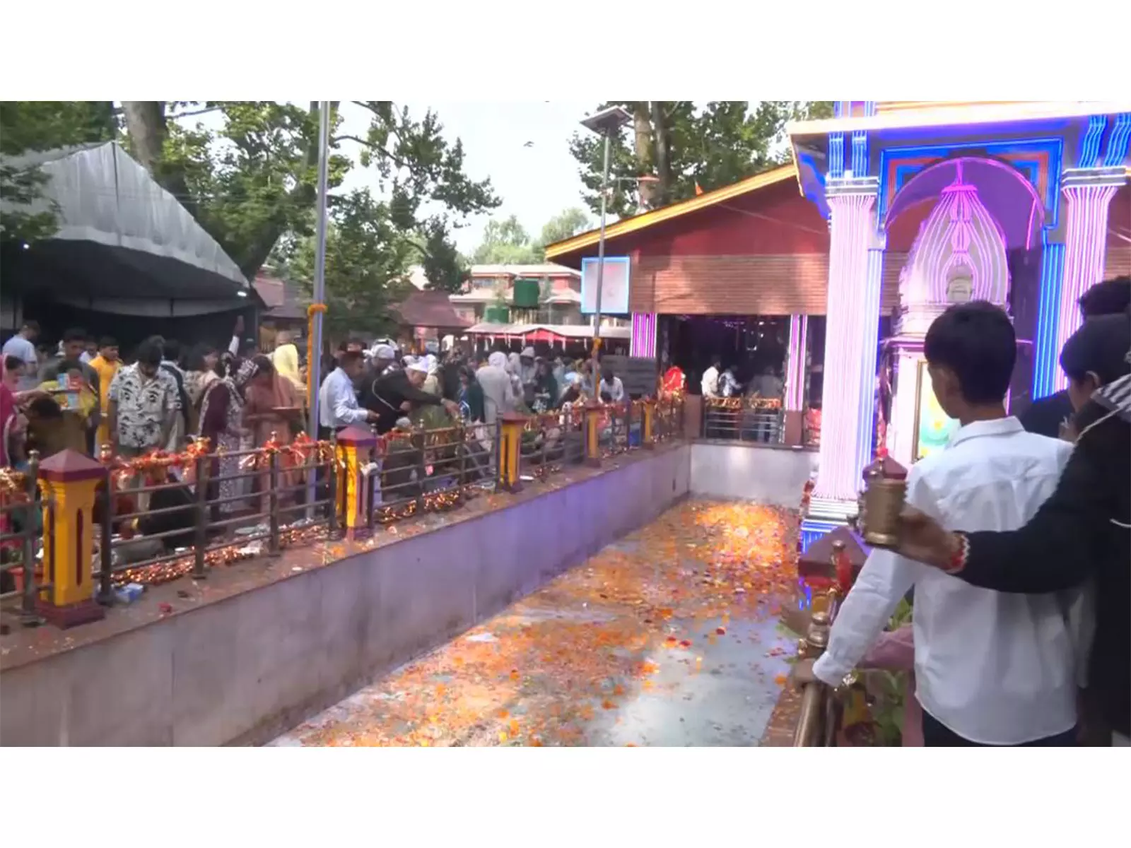 Ganderbal: गांदरबल स्थित माता खीर भवानी मंदिर में वार्षिक मेले को लेकर भारी भीड़ Ganderbal: गांदरबल स्थित माता खीर भवानी मंदिर में वार्षिक मेले को लेकर भारी भीड़