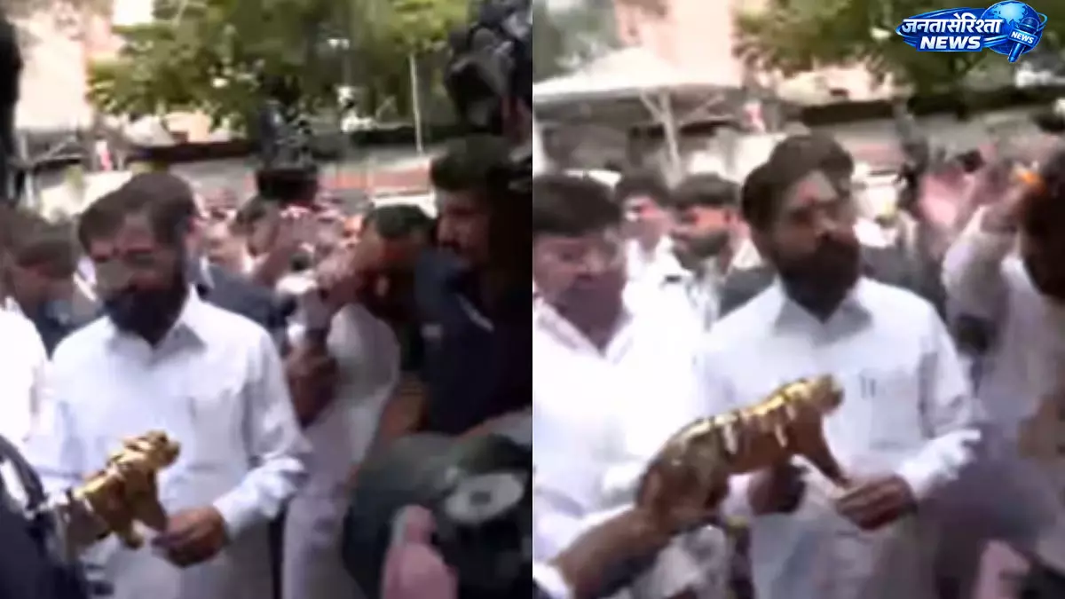 मानसून सत्र के दौरान Eknath शिंदे को भेंट की गई बाघ की मूर्ति, विधानसभा में दिखा अनोखा दृश्य मानसून सत्र के दौरान Eknath शिंदे को भेंट की गई बाघ की मूर्ति, विधानसभा में दिखा अनोखा दृश्य