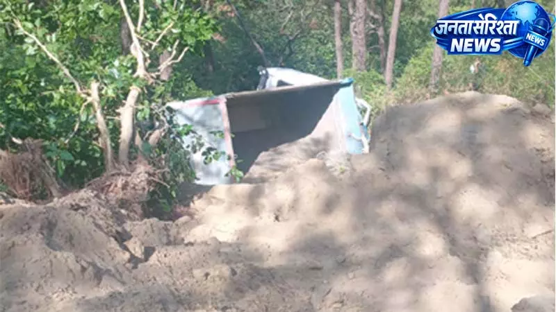 दियोटसिद्ध में सड़क धंसने से खाई में गिरा रेत से भरा ट्रक, चालक समेत दो घायल दियोटसिद्ध में सड़क धंसने से खाई में गिरा रेत से भरा ट्रक, चालक समेत दो घायल