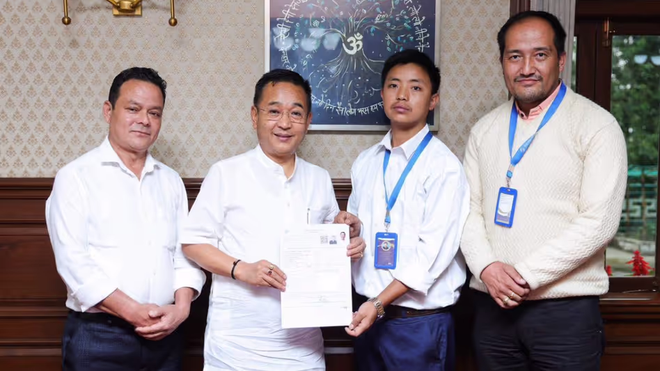 Sikkim CM प्रेम सिंह तमांग ने SIR फ़ॉर्म भरा, समय पर वोटर एनरोलमेंट की अपील की Sikkim CM प्रेम सिंह तमांग ने SIR फ़ॉर्म भरा, समय पर वोटर एनरोलमेंट की अपील की
