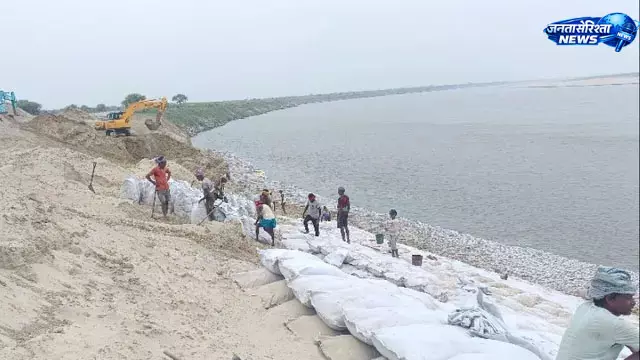 Bihar : फूली मिश्र के डेरा गांव में कटाव रोधी कार्य धीमा, मानसून के बीच ग्रामीणों की चिंता बढ़ी Bihar : फूली मिश्र के डेरा गांव में कटाव रोधी कार्य धीमा, मानसून के बीच ग्रामीणों की चिंता बढ़ी