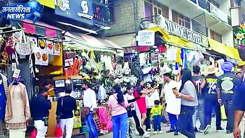 मनाली में सैलानियों का सैलाब मनाली में सैलानियों का सैलाब