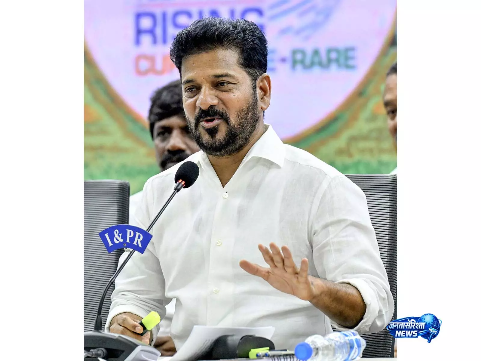 तेलंगाना के CM ने राजनाथ सिंह से मुलाकात की, अहम रक्षा परियोजनाओं के लिए जल्द मंज़ूरी की मांग की तेलंगाना के CM ने राजनाथ सिंह से मुलाकात की, अहम रक्षा परियोजनाओं के लिए जल्द मंज़ूरी की मांग की