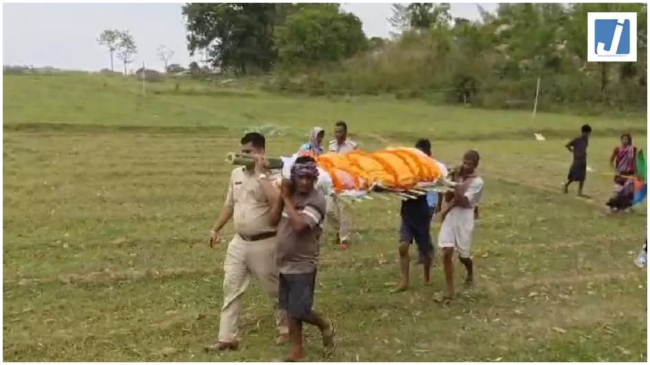 थाना प्रभारी ने खुद उठाया शव, पहुंचाया श्मशान, जानें पूरा मामला थाना प्रभारी ने खुद उठाया शव, पहुंचाया श्मशान, जानें पूरा मामला
