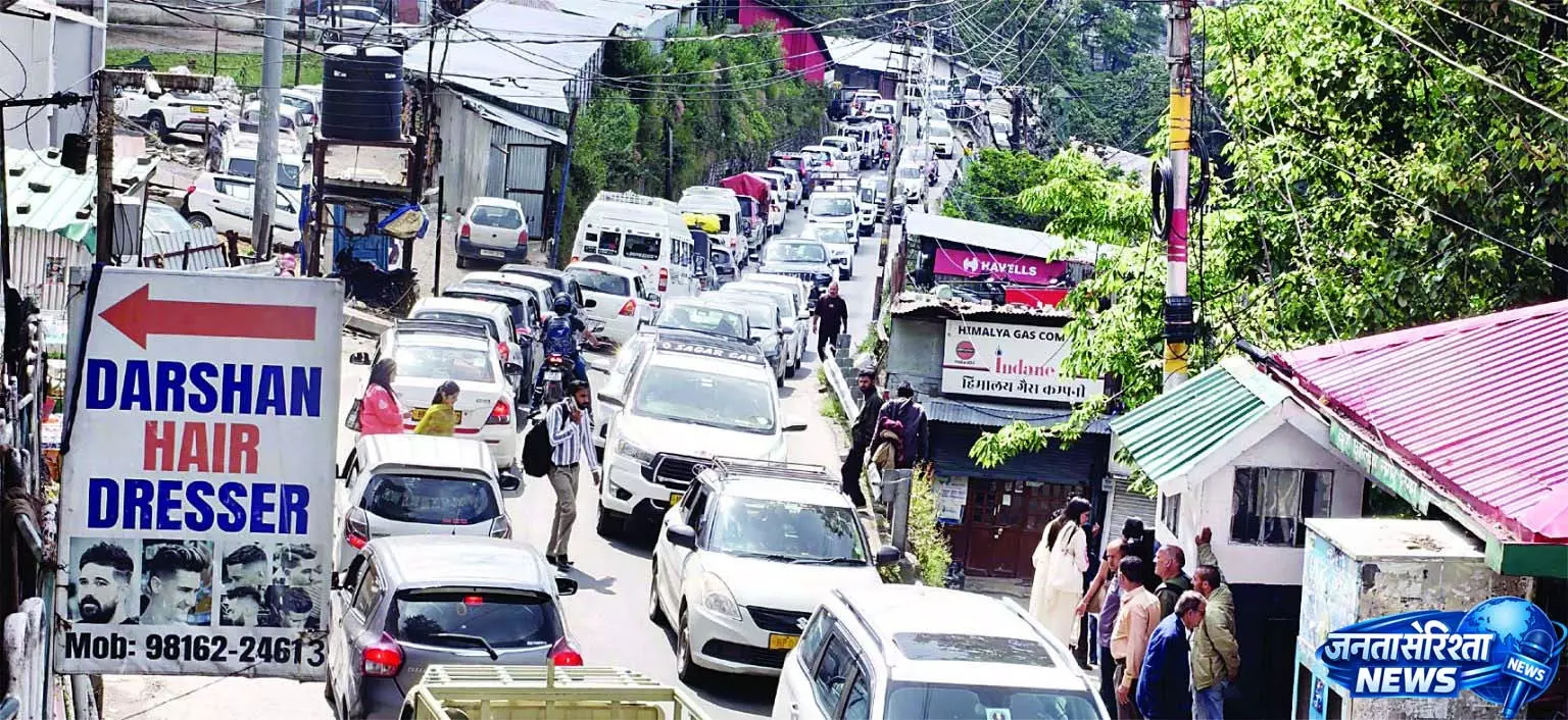 वीकेंड पर पहुंचीं 3400 गाडिय़ां वीकेंड पर पहुंचीं 3400 गाडिय़ां