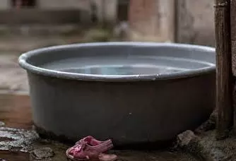 Handwara: पानी से भरे टब ने छीनी दो साल की बच्ची की जिंदगी Handwara: पानी से भरे टब ने छीनी दो साल की बच्ची की जिंदगी