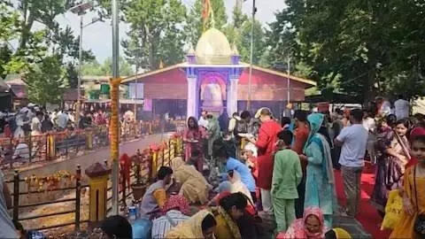 Jammu: हजारों श्रद्धालुओं ने खीर भवानी माता के दर्शन कर लिया आशीर्वाद Jammu: हजारों श्रद्धालुओं ने खीर भवानी माता के दर्शन कर लिया आशीर्वाद