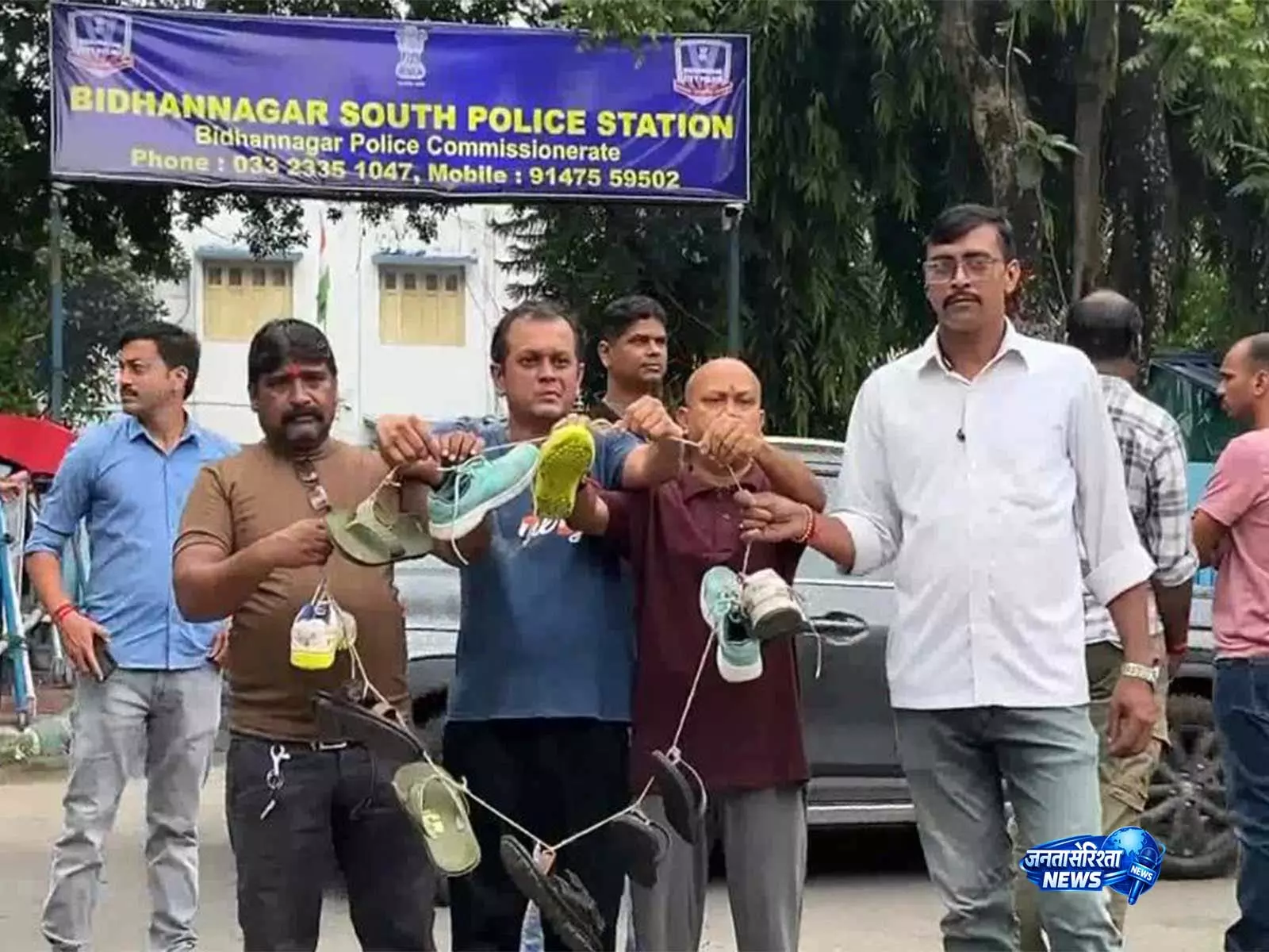 पूर्व खेल मंत्री अरूप विश्वास के खिलाफ फुटबॉल फैंस का प्रदर्शन, थाने के बाहर जूते की माला लेकर पहुंचे पूर्व खेल मंत्री अरूप विश्वास के खिलाफ फुटबॉल फैंस का प्रदर्शन, थाने के बाहर जूते की माला लेकर पहुंचे