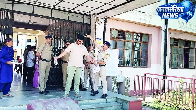 हमीरपुर के पांच केंद्रों में हुई नीट की परीक्षा हमीरपुर के पांच केंद्रों में हुई नीट की परीक्षा