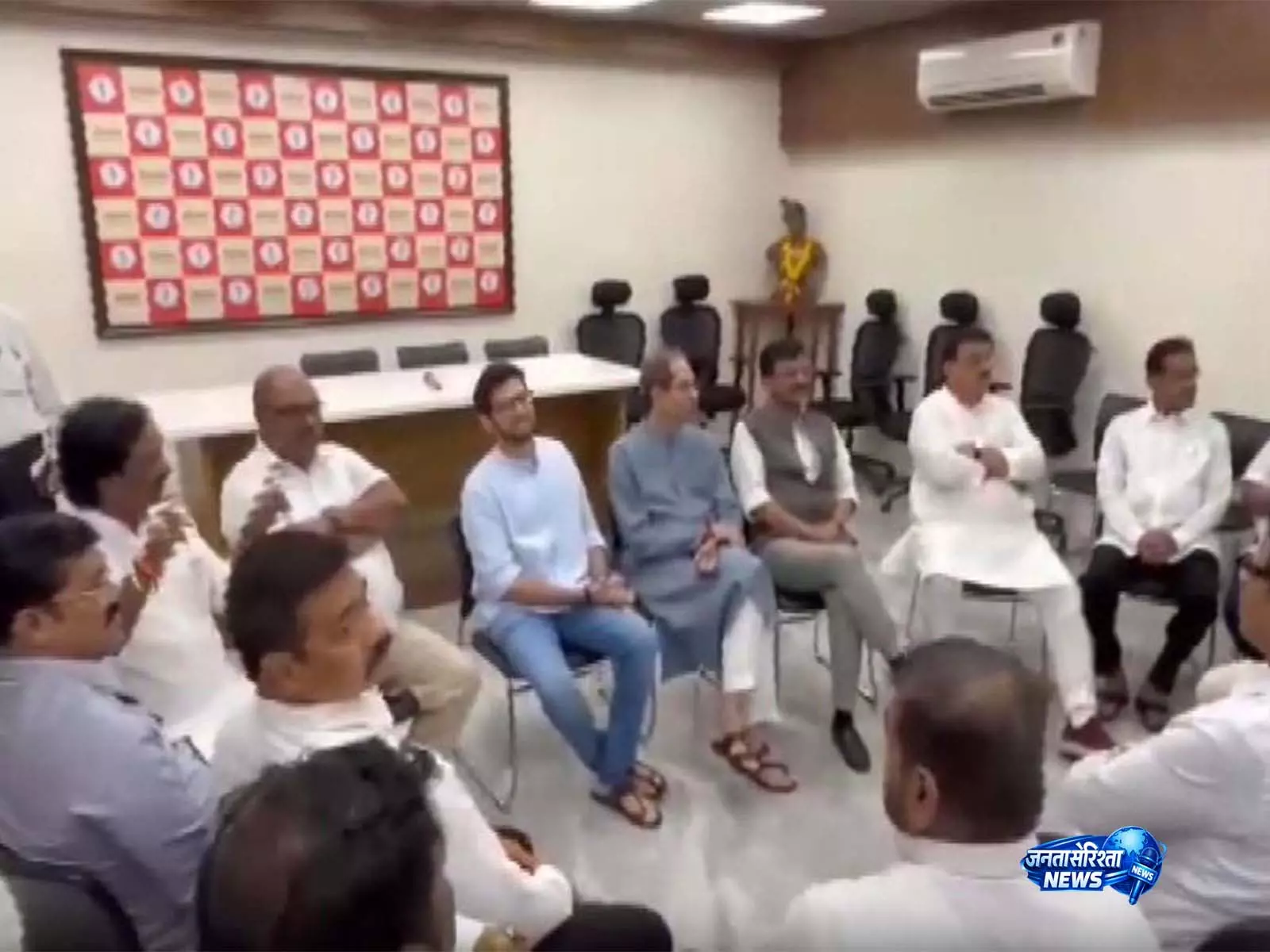 शिवसेना UBT में दरार: संभावित सांसदों के पलायन के बीच उद्धव ठाकरे ने बुलाई आपात बैठक शिवसेना UBT में दरार: संभावित सांसदों के पलायन के बीच उद्धव ठाकरे ने बुलाई आपात बैठक