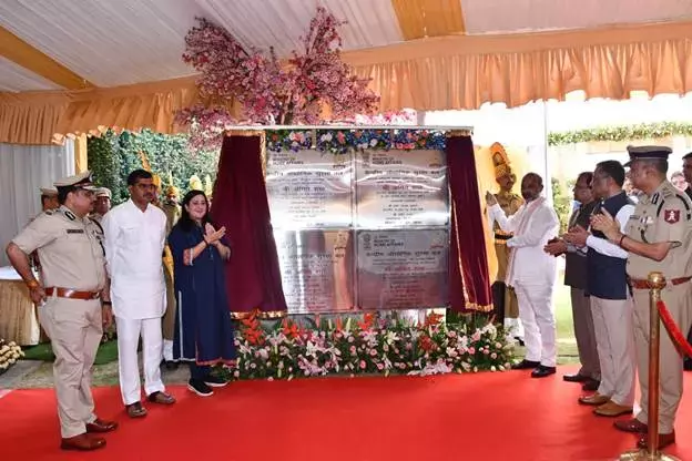 बंदी संजय ने नई दिल्ली में नए CISF हेडक्वार्टर बिल्डिंग की आधारशिला रखी बंदी संजय ने नई दिल्ली में नए CISF हेडक्वार्टर बिल्डिंग की आधारशिला रखी