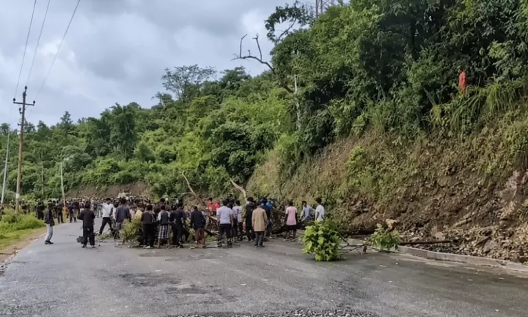 Manipur: कांगपोकपी में हाईवे पर झड़प, तीन लोग घायल Manipur: कांगपोकपी में हाईवे पर झड़प, तीन लोग घायल