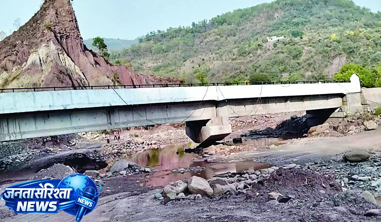 रेतर खड्ड पर 4.44 करोड़ से बना पुल, 10 गांवों को लाभ रेतर खड्ड पर 4.44 करोड़ से बना पुल, 10 गांवों को लाभ