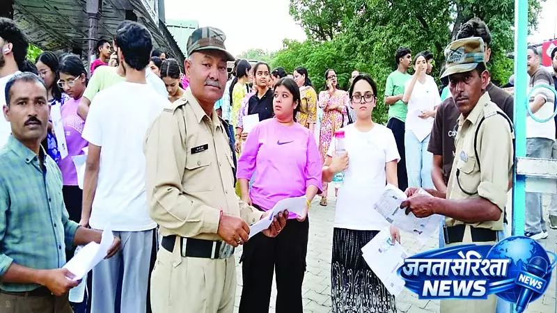 कड़े सुरक्षा घेरे में हुई नीट की परीक्षा कड़े सुरक्षा घेरे में हुई नीट की परीक्षा