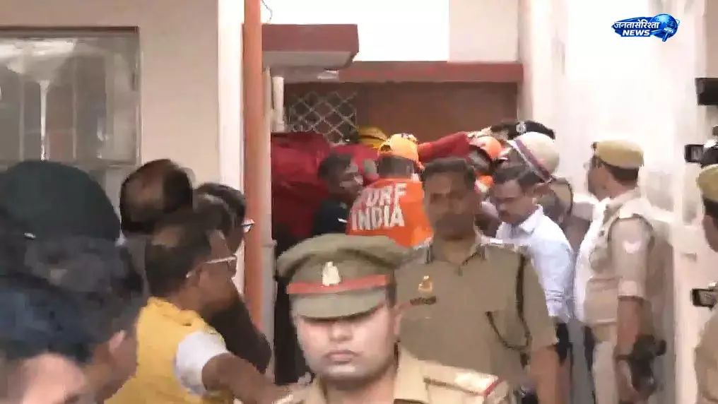 Lucknow : अलीगंज में कोचिंग सेंटर में भीषण आग, 12 छात्रों की मौत की पुष्टि Lucknow : अलीगंज में कोचिंग सेंटर में भीषण आग, 12 छात्रों की मौत की पुष्टि