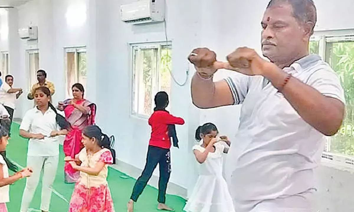 योग से एनर्जी लेवल बढ़ता है: ट्रेनर योग से एनर्जी लेवल बढ़ता है: ट्रेनर