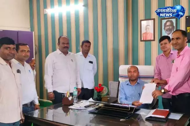 100 दिनों की हड़ताल के बाद मनरेगा कर्मी फिर सक्रिय 100 दिनों की हड़ताल के बाद मनरेगा कर्मी फिर सक्रिय