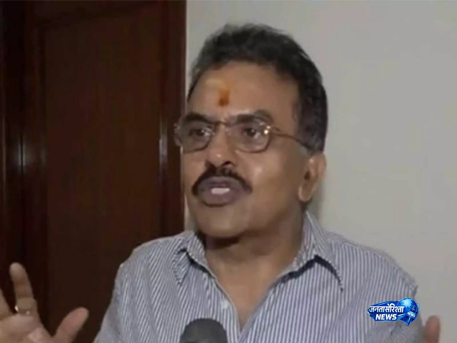 “अपने ही बच्चे भाग रहे हैं”: संजय निरुपम का संजय राउत पर पलटवार, UBT सांसदों में बगावत के बीच बयान