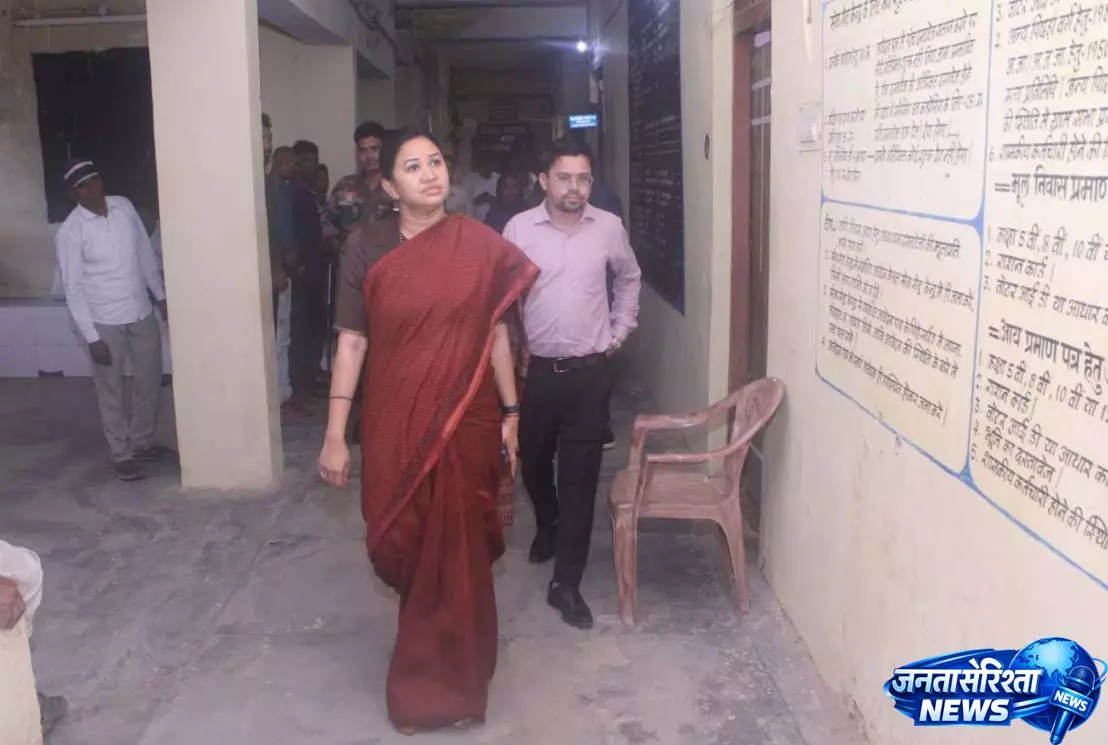कलेक्टर ने बरमकेला तहसील कार्यालय का किया निरीक्षण कलेक्टर ने बरमकेला तहसील कार्यालय का किया निरीक्षण