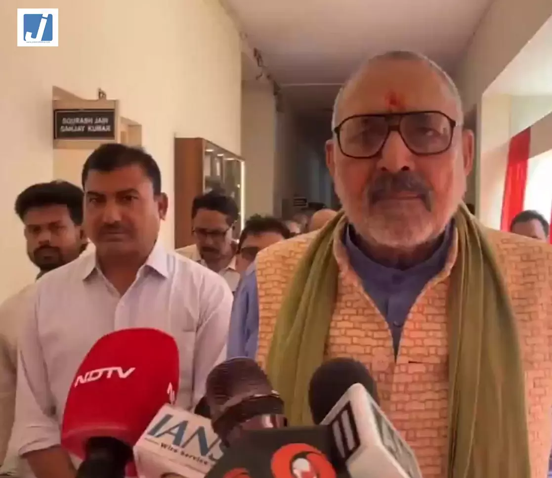 गिरिराज सिंह का अखिलेश यादव पर हमला, बोले- चुनावी मसाला खोज रहे हैं विपक्षी नेता
