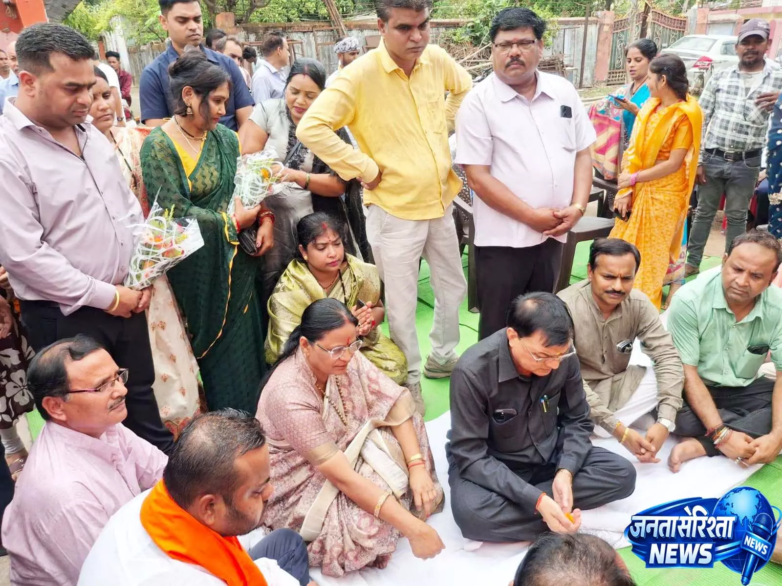 उद्योगमंत्री लखनलाल देवांगन ने सड़क डामरीकरण का कार्य कराया प्रारंभ उद्योगमंत्री लखनलाल देवांगन ने सड़क डामरीकरण का कार्य कराया प्रारंभ