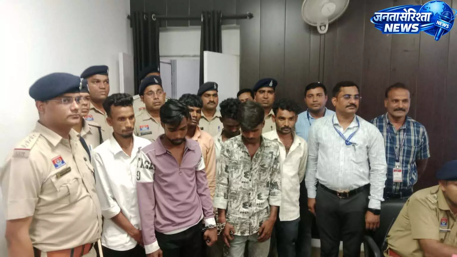 चेन स्नेचिंग गिरोह का पर्दाफाश, उड़ीसा के अंतर्राज्यीय गिरोह के 6 आरोपी गिरफ्तार चेन स्नेचिंग गिरोह का पर्दाफाश, उड़ीसा के अंतर्राज्यीय गिरोह के 6 आरोपी गिरफ्तार