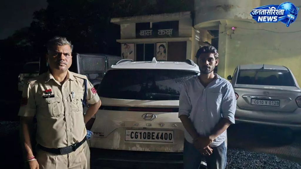 हाईवे पर सनरूफ से स्टंट करना युवक को पड़ा भारी, कार जब्त हाईवे पर सनरूफ से स्टंट करना युवक को पड़ा भारी, कार जब्त