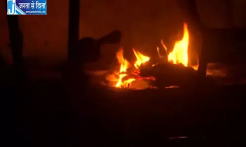 बस्ती में भीषण आग लगी, 24 गाड़ियां बुझाने में लगी बस्ती में भीषण आग लगी, 24 गाड़ियां बुझाने में लगी