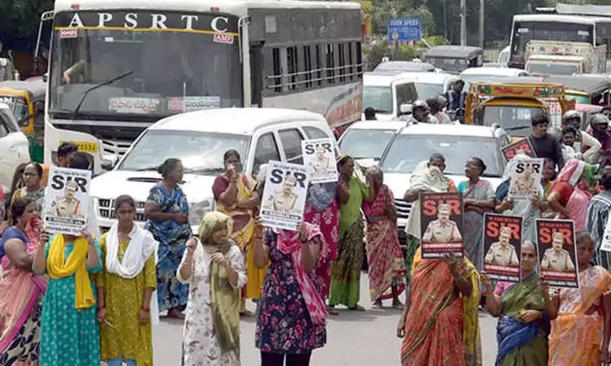 निलंबित सीआई नागराजू के समर्थन में निवासियों ने रास्ता रोको प्रदर्शन किया निलंबित सीआई नागराजू के समर्थन में निवासियों ने रास्ता रोको प्रदर्शन किया