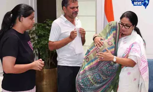 Delhi CM ने पीड़ित परिवारों को 10 लाख की सहायता दी Delhi CM ने पीड़ित परिवारों को 10 लाख की सहायता दी