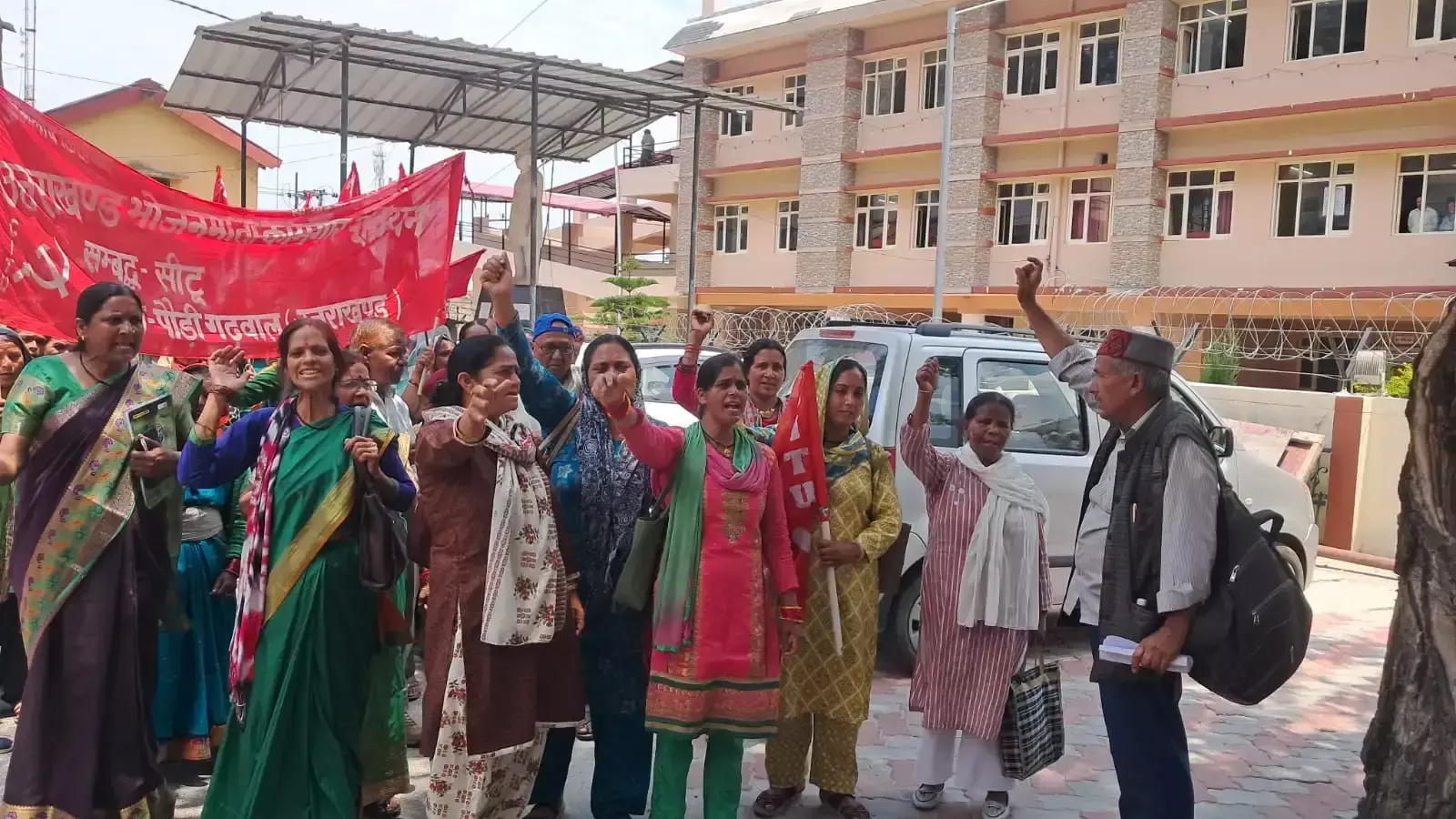 Pauri Garhwal: पौड़ी में भोजनमाताओं ने खोला सरकार के खिलाफ मोर्चा Pauri Garhwal: पौड़ी में भोजनमाताओं ने खोला सरकार के खिलाफ मोर्चा