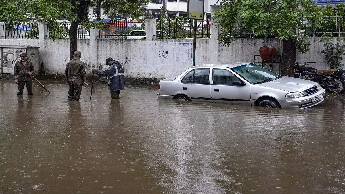 Surat: सूरत में जलभराव और ट्रैफिक जाम से जनजीवन प्रभावित Surat: सूरत में जलभराव और ट्रैफिक जाम से जनजीवन प्रभावित