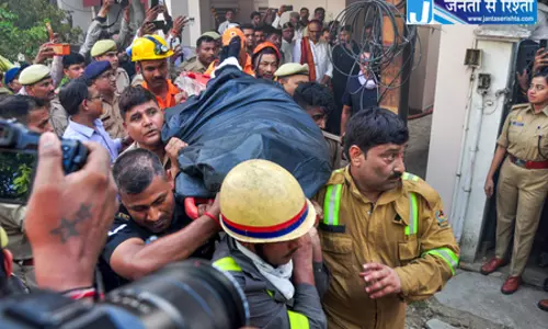 लखनऊ अग्निकांड : हादसे में जान गंवाने वालों की सूची आई सामने, दो का इलाज जारी लखनऊ अग्निकांड : हादसे में जान गंवाने वालों की सूची आई सामने, दो का इलाज जारी