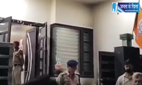 डॉक्टर क्लिनिक पर पेट्रोल बम फेंका गया, हमले से हड़कंप डॉक्टर क्लिनिक पर पेट्रोल बम फेंका गया, हमले से हड़कंप