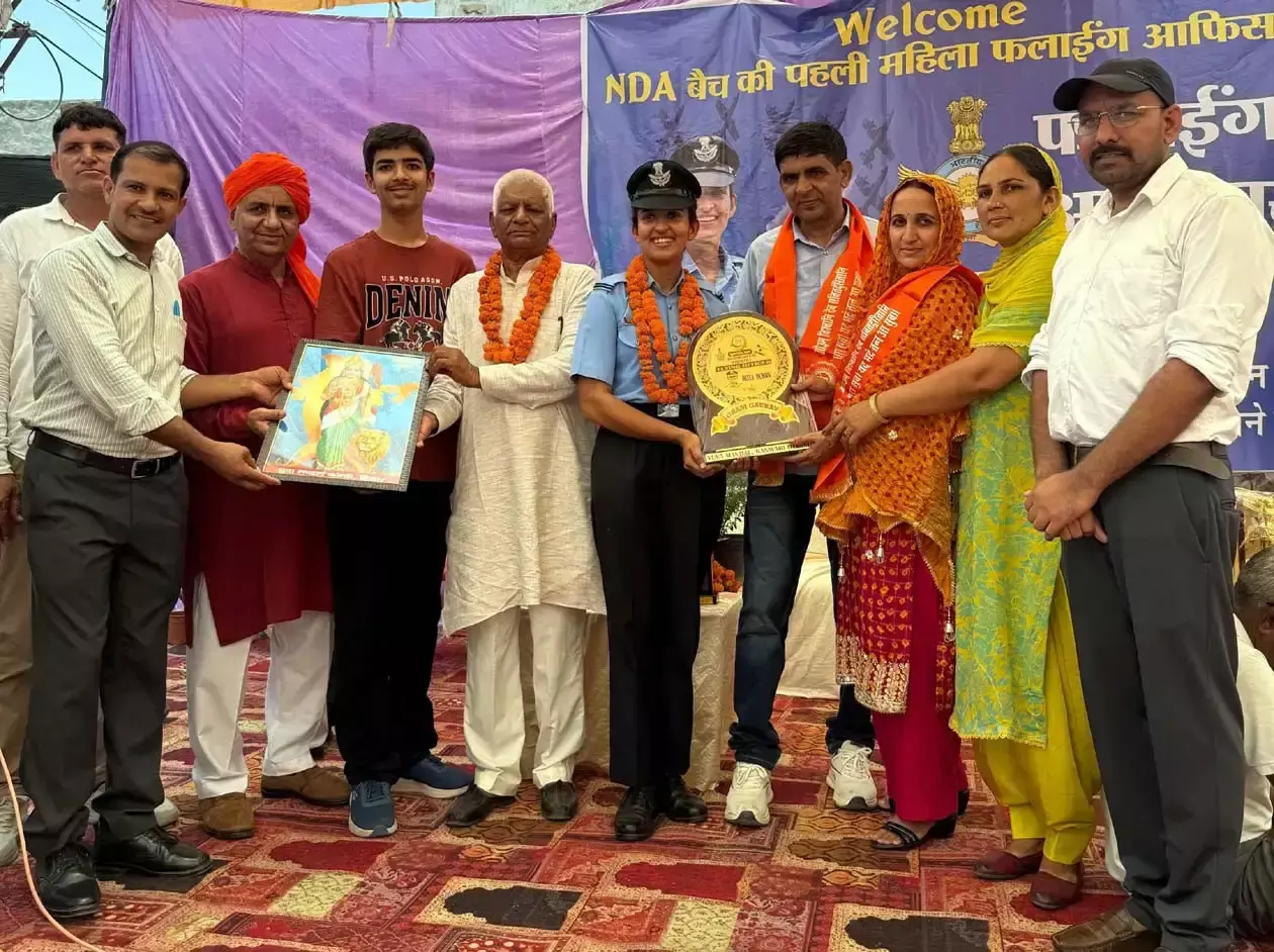 Hisar: हिसार में फ्लाइंग ऑफिसर को मिला विशेष सम्मान, ग्रामीणों ने ऋतुल दुहन का किया भव्य स्वागत Hisar: हिसार में फ्लाइंग ऑफिसर को मिला विशेष सम्मान, ग्रामीणों ने ऋतुल दुहन का किया भव्य स्वागत