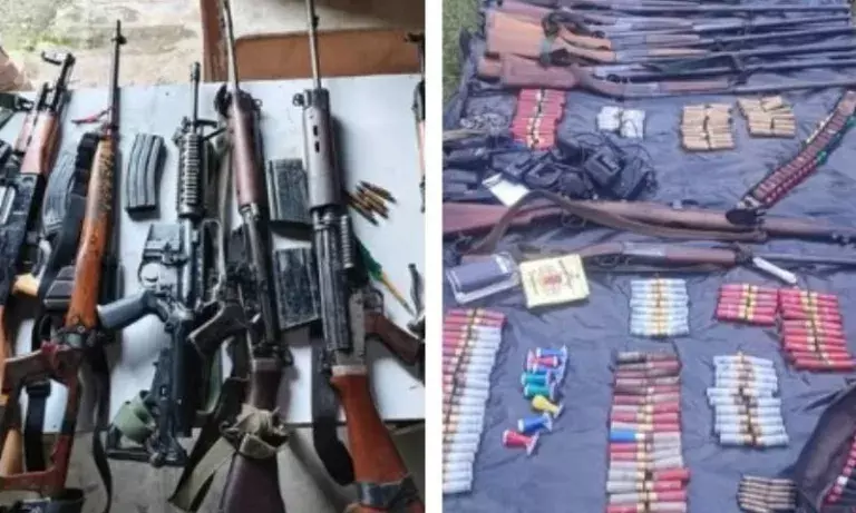 Manipur: कांगपोकपी में भारी मात्रा में हथियार और गोला-बारूद बरामद Manipur: कांगपोकपी में भारी मात्रा में हथियार और गोला-बारूद बरामद