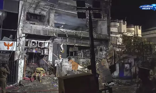 Lucknow : अग्निकांड में बड़ा एक्शन, 4 अधिकारी सस्पेंड, 4 गिरफ्तार जांच में तेज़ी