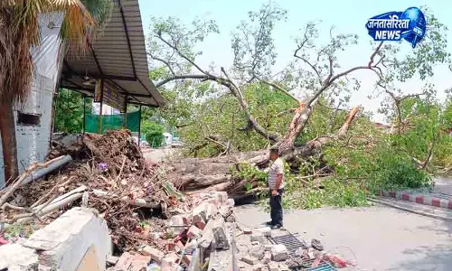 Amritsar स्टेशन पर पेड़ गिरने से किशोर की मौत