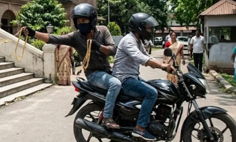 Assam: डिब्रूगढ़ DC ऑफिस के बाहर 12 लाख रुपये की सोने की चेन छीनी गई Assam: डिब्रूगढ़ DC ऑफिस के बाहर 12 लाख रुपये की सोने की चेन छीनी गई