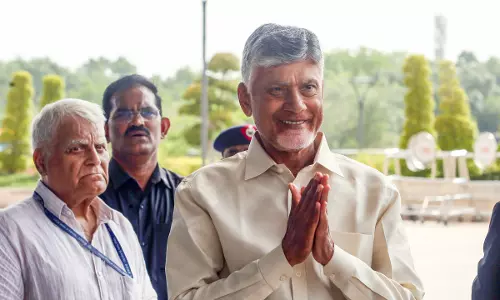 Andhra: CM नायडू ने अधिकारियों को राजनीतिक दलों की साजिशों के प्रति आगाह किया Andhra: CM नायडू ने अधिकारियों को राजनीतिक दलों की साजिशों के प्रति आगाह किया