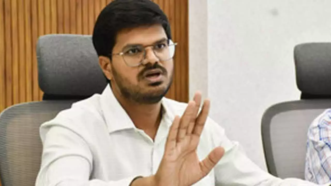 Telangana: सरकारी ज़मीन पर बनी हाउसिंग कॉलोनी पर कब्ज़ा किया जा रहा