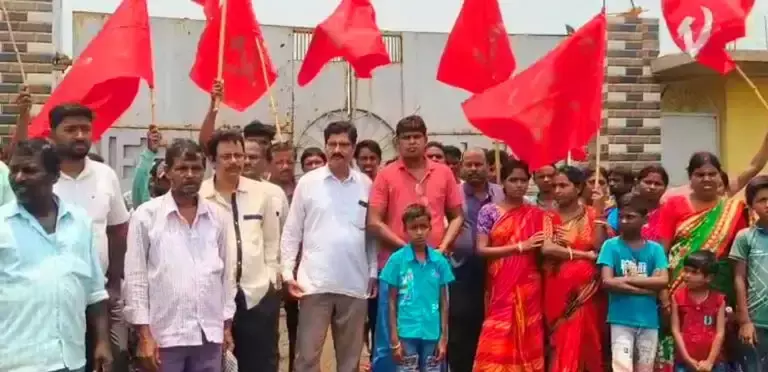 West Burdwan: बिना नोटिस नौकरी से निकाले जाने पर श्रमिक आक्रोशित West Burdwan: बिना नोटिस नौकरी से निकाले जाने पर श्रमिक आक्रोशित