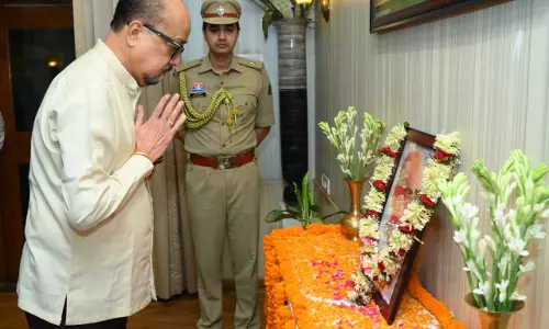 राज्यपाल डेका ने महान शिक्षाविद् डॉ. श्यामा प्रसाद मुखर्जी की पुण्यतिथि पर पुष्पांजलि अर्पित की राज्यपाल डेका ने महान शिक्षाविद् डॉ. श्यामा प्रसाद मुखर्जी की पुण्यतिथि पर पुष्पांजलि अर्पित की