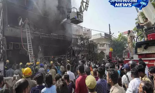 दिल्ली से लखनऊ तक दो आग हादसे, सिस्टम की लापरवाही पर सवाल दिल्ली से लखनऊ तक दो आग हादसे, सिस्टम की लापरवाही पर सवाल
